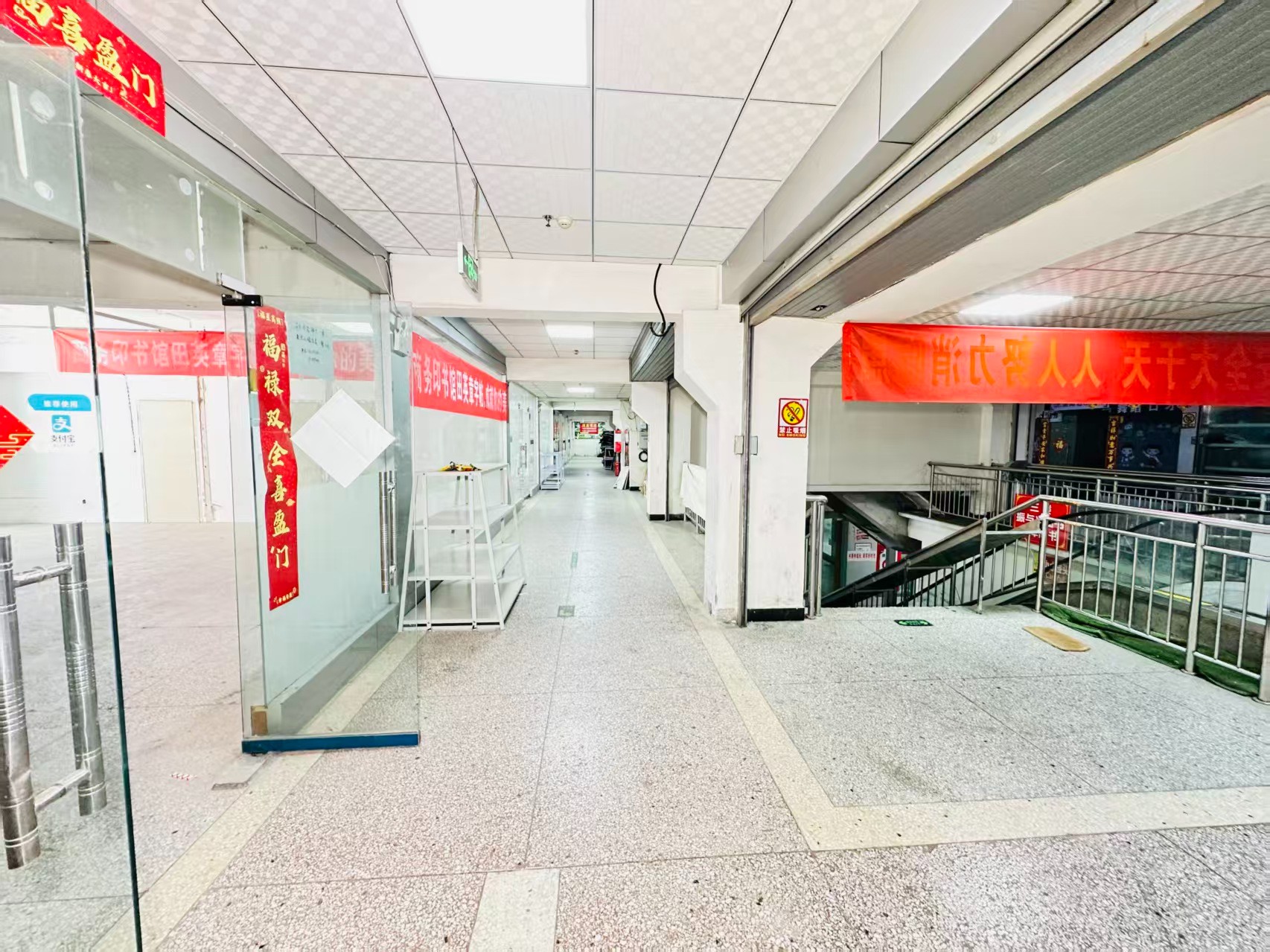 升龙城引入人工智能技术应用场景，推动AI与商业、零售、电商、企业服务等领域融合发展。