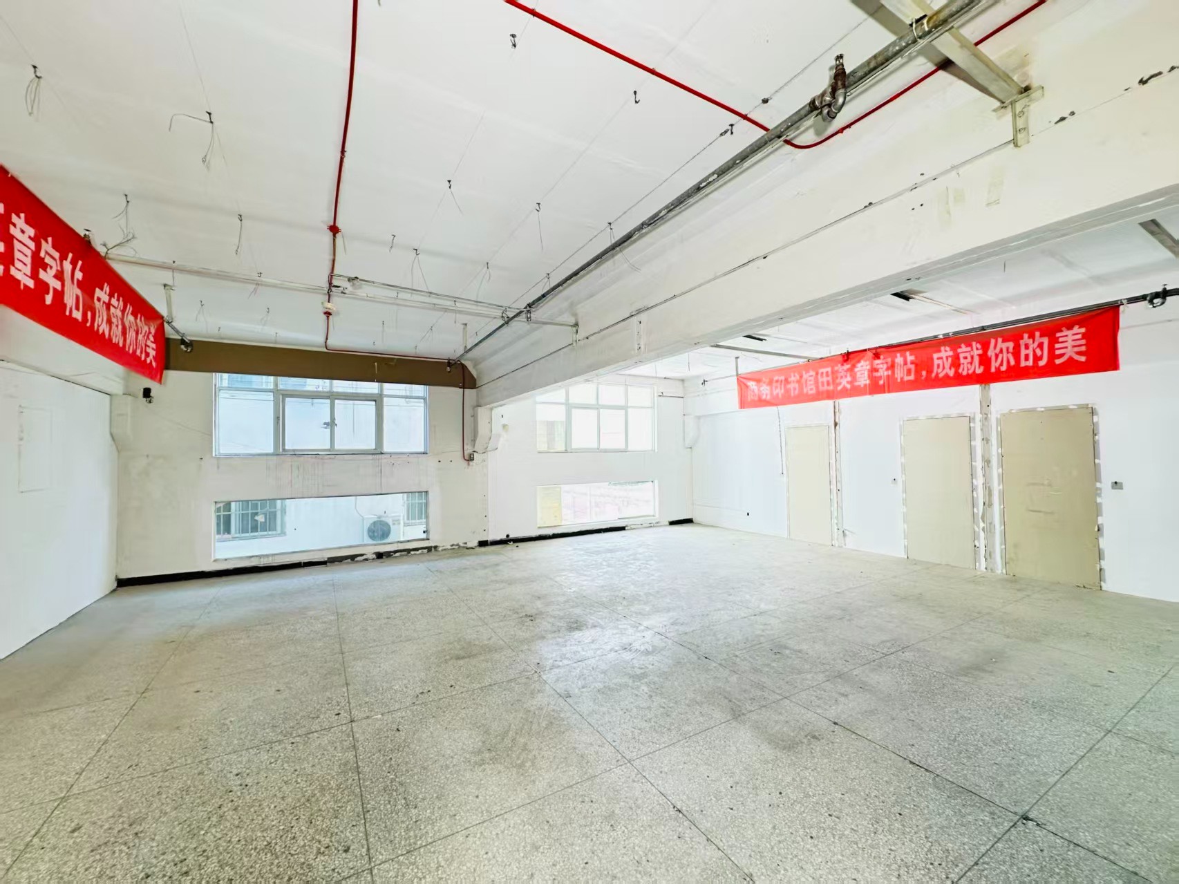 升龙城重点吸引人工智能应用、数字经济、电商直播、智能制造服务、软件开发、科技创新企业及创业团队入驻